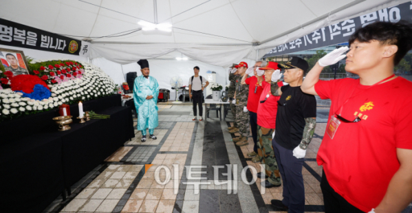 ▲해병대예비역연대가 17일 서울 중구 청계광장에 마련된 故 채수근 해병 순직 1주기 추모 시민 분향소에서 열린 1주기 추모 행사에서 경례를 하고 있다. 조현호 기자 hyunho@