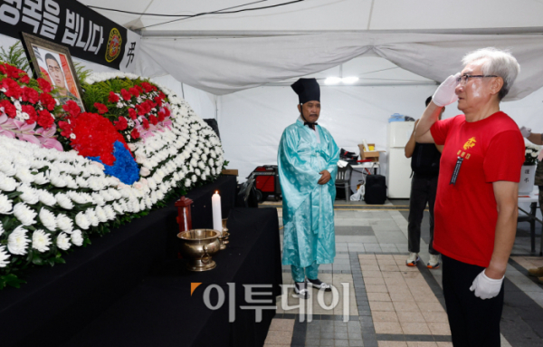 ▲해병대예비역연대가 17일 서울 중구 청계광장에 마련된 故 채수근 해병 순직 1주기 추모 시민 분향소에서 열린 1주기 추모 행사에서 경례를 하고 있다. 조현호 기자 hyunho@