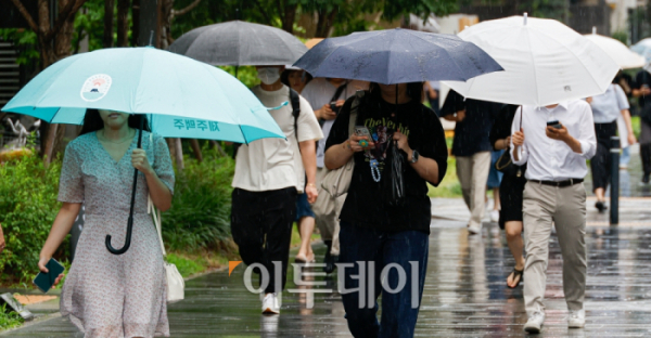 ▲서울 영등포구 여의도역 일대에서 우산을 쓴 직장인들이 출근길 발걸음을 재촉하고 있다. 조현호 기자 hyunho@