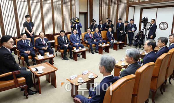 ▲우원식 국회의장이 17일 서울 여의도 국회에서 제헌절 행사에 앞서 한덕수 국무총리와 조희대 대법원장, 이종석 헌법재판소장, 노태악 중앙선거관리위원장, 최재해 감사원장, 여야 지도부 등 의원들과 환담하고 있다. 고이란 기자 photoeran@