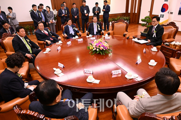 ▲우원식(오른쪽) 국회의장이 17일 제76주년 제헌절 경축식을 맞아 국회를 찾은 정세균(반시계 방향으로), 박병석 전 국회의장, 정대철 헌정회장, 감사패 수상자들과 환담을 하고 있다. 고이란 기자 photoeran@