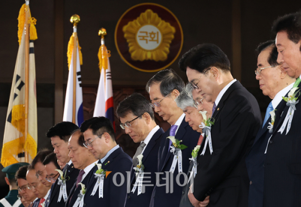 ▲우원식(오른쪽 세번째) 국회의장이 17일 서울 여의도 국회에서 열린 제76주년 제헌절 경축식에서 한덕수 국무총리, 황우여 국민의힘 비상대책위원장, 추경호 원내대표, 박찬대 더불어민주당 대표 직무대행 겸 원내대표 등 참석자들과 순국선열과 호국영령에 대한 묵념을 하고 있다. 고이란 기자 photoeran@