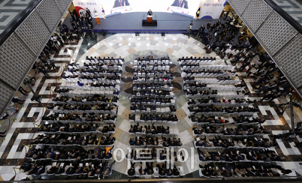 ▲정대철 헌정회장이 17일 서울 여의도 국회에서 열린 제76주년 제헌절 경축식에서 기념사를 하고 있다.고이란 기자 photoeran@