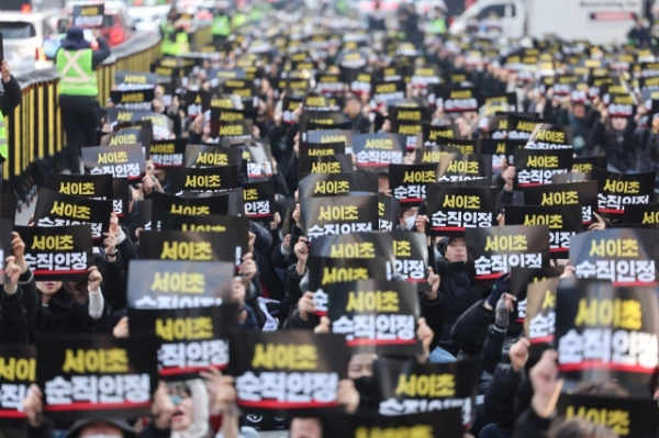 ▲ 올해 2월 서울 을지로입구역 인근에서 서이초 교사 순직 인정 등을 촉구하는 집회가 열리고 있다. (연합뉴스)