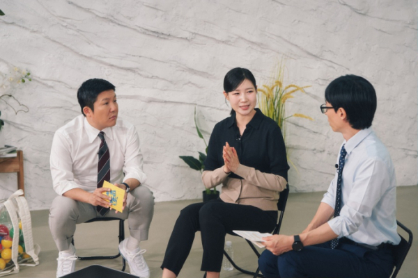 ▲권소아 아나운서(가운데)(사진제공=tvN)