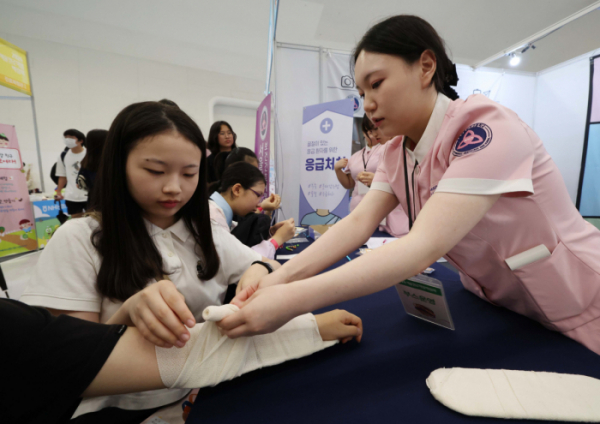 ▲17일 서울 중구 동대문디자인플라자(DDP)에서 열린 ‘2024 서울진로직업박람회’에서 학생들이 진로체험을 하고 있다. 20일까지 진행되는 박람회에선 청소년들을 위한 진로종합검사, 1:1 진로상담, 진로 체험 등의 다양한 프로그램이 운영된다. 신태현 기자 holjjak@