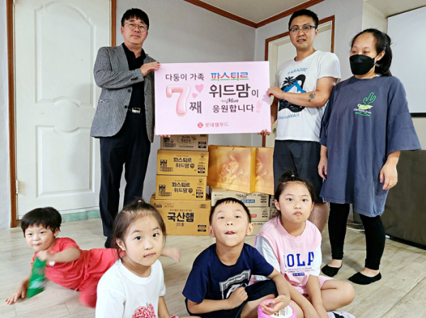 ▲롯데웰푸드는 15일 일곱째를 출산한 다자녀 가정에 축하 선물을 전달하고 향후 파스퇴르 영유아식 제품 후원을 약속했다. (왼쪽에서 첫 번째) 롯데웰푸드 이석원 푸드영업전략부문장.  (사진제공=롯데웰푸드)