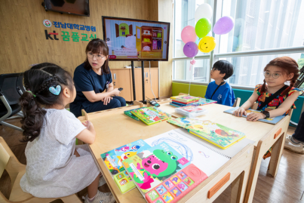 ▲KT는 전남대학교병원·사회복지공동모금회와 17일 호남권역 ’난청 아동 지원 협력을 위한 업무 협약’을 체결했다고 이날 밝혔다. 사진은 전남대병원 KT꿈품교실에 참여한 난청 아동들이 인지 능력 향상을 위한 수업을 받는 모습. (사진제공=KT)