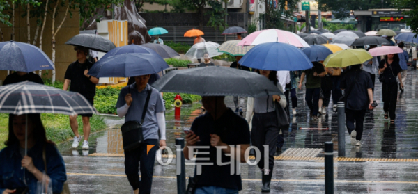 ▲서울 영등포구 여의도역 일대에서 우산을 쓴 직장인들이 출근길 발걸음을 재촉하고 있다. 조현호 기자 hyunho@