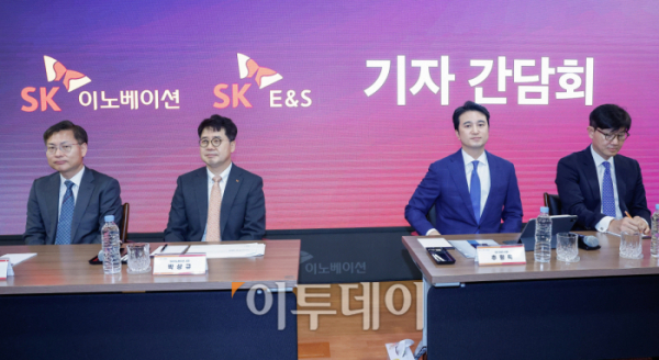 ▲박상규(왼쪽 두번째) SK이노베이션 사장과 추형욱(왼쪽 세번째) SK E&S 사장 등 참석자들이 18일 서울 종로구 SK서린빌딩에서 열린 SK이노베이션-SK E&S 합병 관련 기자간담회에 참석해 있다. 조현호 기자 hyunho@