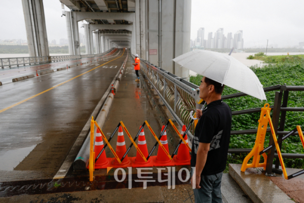 ▲서울 전역에 호우경보가 내려진 18일 서울 잠수교에서 관계자들이 보행자 통로를 통제하고 있다. 조현호 기자 hyunho@