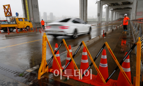 ▲서울 전역에 호우경보가 내려진 18일 서울 잠수교에서 관계자들이 보행자 통로를 통제하고 있다. 조현호 기자 hyunho@