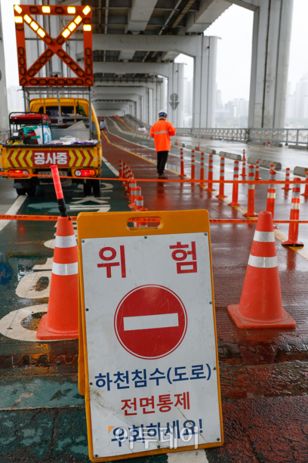 ▲서울 전역에 호우경보가 내려진 18일 서울 잠수교에서 관계자들이 보행자 통로를 통제하고 있다. 조현호 기자 hyunho@