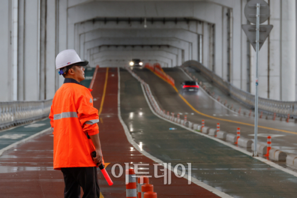 ▲서울 전역에 호우경보가 내려진 18일 서울 잠수교에서 관계자들이 보행자 통로를 통제하고 있다. 조현호 기자 hyunho@