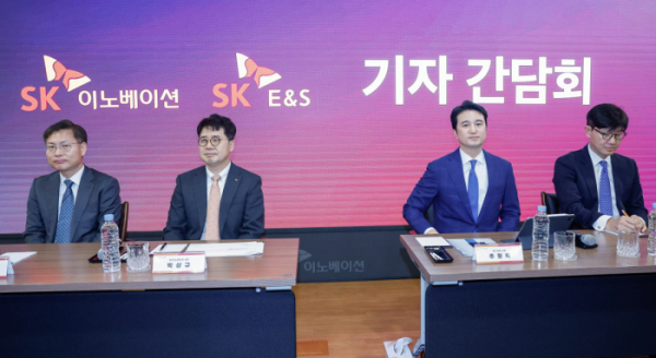 ▲박상규(왼쪽 두번째) SK이노베이션 사장과 추형욱(왼쪽 세번째) SK E&S 사장 등 참석자들이 18일 서울 종로구 SK서린빌딩에서 열린 SK이노베이션-SK E&S 합병 관련 기자간담회에 참석해 있다. 조현호 기자 hyunho@