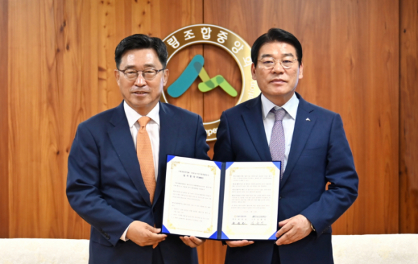 ▲김춘진 한국농수산식품유통공사 사장과 최창호 산림조합중앙회 회장이 18일 임업 경쟁력 강화·저탄소 식생활 업무협약 체결 후 기념촬영을 하고 있다. (사진제공=한국농수산식품유통공사)