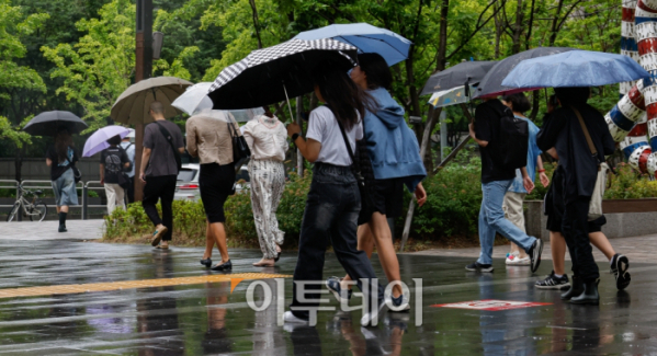 ▲서울 등 수도권에 호우주의보가 발효된 2일 서울 영등포구 여의도역 일대에서 우산을 쓴 직장인들이 출근길 발걸음을 재촉하고 있다. 기상청은 강한 저기압에 동반한 정체전선이 중부 지방으로 북상하면서 내일까지 서울과 경기, 충남 북부에 최대 100mm, 경기 북부와 강원 북부에는 120mm 이상의 폭우가 내릴 것으로 예보했다. (조현호 기자 hyunho@)