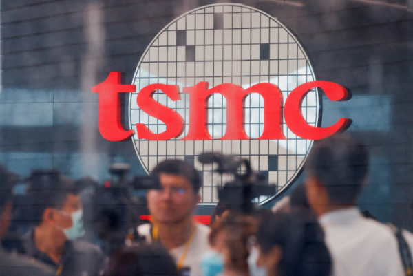 ▲대만 신주에서 지난해 7월 28일 열린 TSMC 연구·개발(R&D) 센터 개장식에 취재진이 몰리고 있다. 신주(대만)/로이터연합뉴스