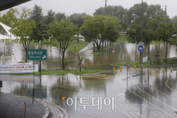 ▲서울 전역에 호우 경보가 내려진 18일 서초구 반포한강공원이 물에 잠겨 있다. 조현호 기자 hyunho@