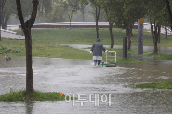 ▲서울 전역에 호우 경보가 내려진 18일 서초구 반포한강공원이 물에 잠겨 있다. 조현호 기자 hyunho@