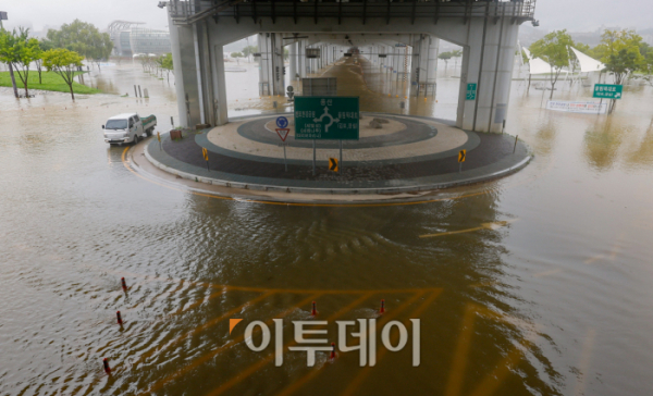 ▲서울 전역에 호우 경보가 내려진 18일 서울 잠수교가 물에 잠겨있다. 조현호 기자 hyunho@