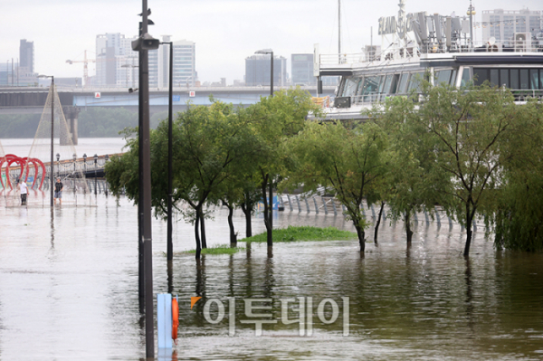 ▲중부지방에 집중호우로 한강 수위가 상승한 가운데 18일 서울 여의도 한강공원 산책로 일부가 잠겨있다. 고이란 기자 photoeran@