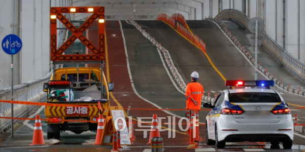 ▲서울 전역에 호우경보가 내려진 18일 서울 잠수교에서 관계자들이 보행자 통로를 통제하고 있다. 조현호 기자 hyunho@