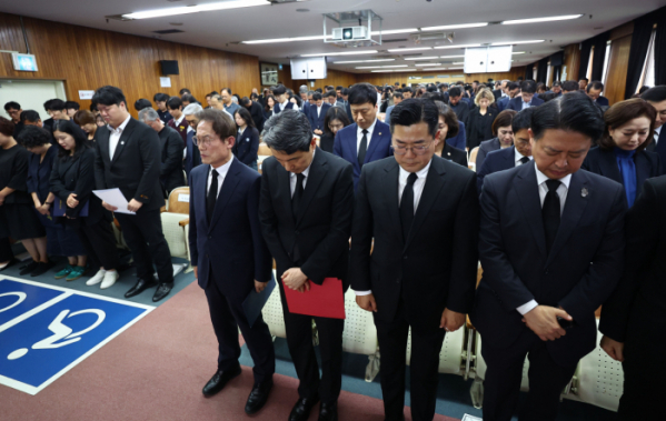 ▲18일 오후 서울시교육청에서 열린 서이초 교사 순직 1주기 공동 추모식에서 조희연 서울시교육감, 이주호 사회부총리 겸 교육부 장관, 박찬대 더불어민주당 대표 권한대행 겸 원내대표, 김영호 국회 교육위원장을 비롯한 참석자들이 묵념을 하고 있다. 신태현 기자 holjjak@