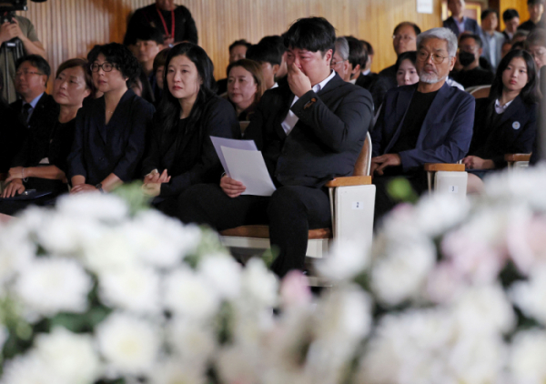 ▲18일 오후 서울시교육청에서 열린 서이초 교사 순직 1주기 공동 추모식에서 순직 교사의 사촌오빠인 박두용 교사유가족협의회대표가 추모 영상을 보던 중 눈물을 흘리고 있다. 신태현 기자 holjjak@