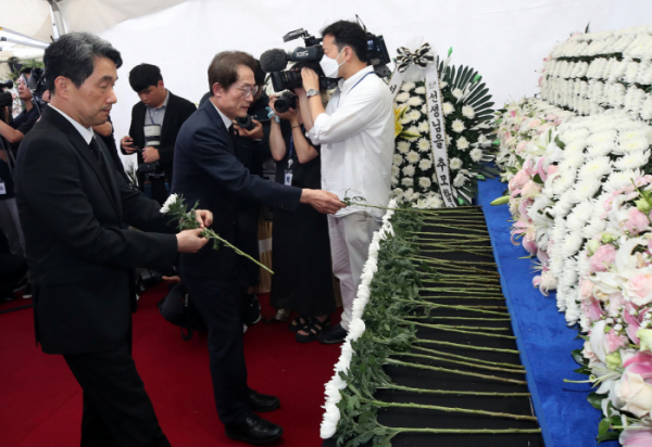 ▲이주호 사회부총리 겸 교육부 장관과 조희연 서울시교육감이 18일 오후 서울 종로구 서울시교육청에서 열린 서이초 순직교사 1주기 추모식을 마친 후 추모공간에 헌화하고 있다. 신태현 기자 holjjak@