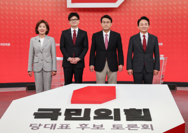 ▲19일 서울 양천구 SBS 스튜디오에서 열린 국민의힘 제6차 전당대회 당대표 후보 방송토론회에 나선 나경원, 한동훈, 윤상현, 원희룡 후보가 기념촬영을 하고 있다. 2024.07.19.  (뉴시스)