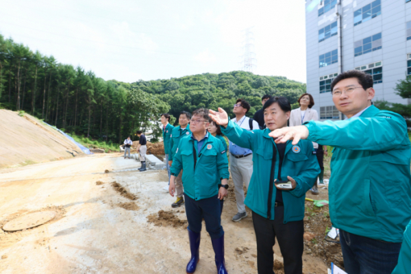 ▲이상일 용인특례시장이 집중호우로 인해 사면이 붕괴하고 토사가 유출된 기흥구 중동 공사현장을 방문해 대책 마련을 주문하고 있다. (용인특례시)