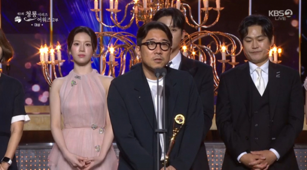 ▲'청룡 시리즈어워즈'에서 대상을 받은 '무빙' 박인제 감독(사진=KBS 방송화면 캡처)