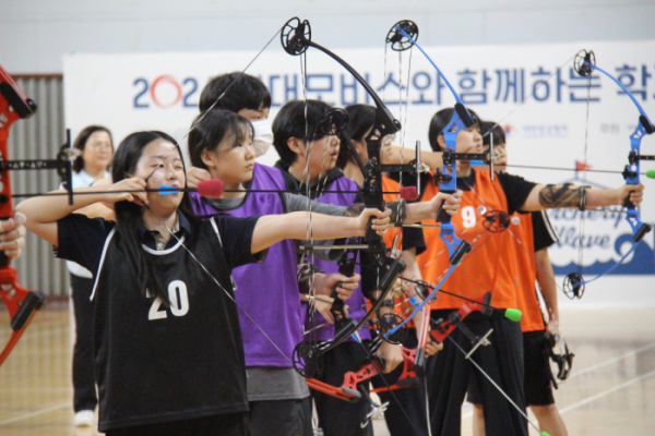 ▲'2024 현대모비스와 함께하는 학교스포츠클럽 양궁대회'에 참가한 전국 15개 중학교 학생들이 충남 천안에 위치한 남서울 대학교에서 활시위를 당기고 있는 모습 (사진제공=현대모비스)