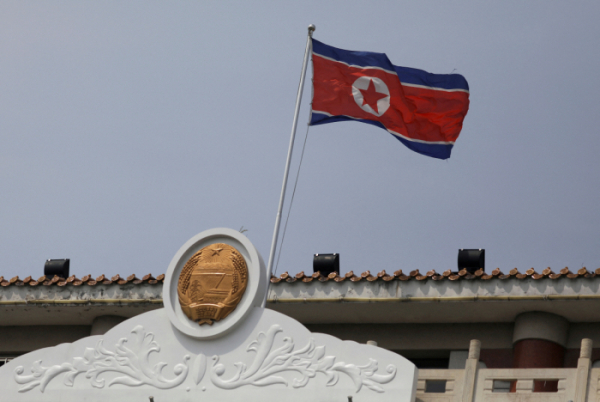 ▲중국 랴오닝성 단둥에 있는 북한 영사관에서 북한 국기가 보인다. 단둥(중국)/로이터연합뉴스