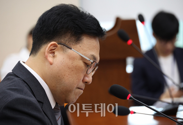 ▲김병환 금융위원장 후보자가 22일 서울 여의도 국회 정무위원회에서 열린 인사청문회에서 의원 질의에 답하고 있다. 고이란 기자 photoeran@