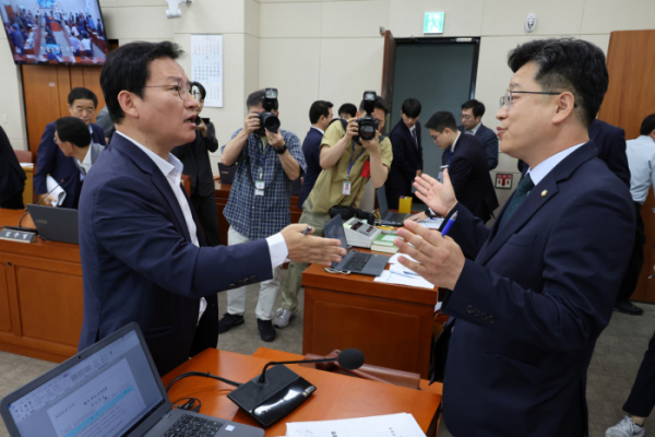 ▲국회 환경노동위원회 간사인 김형동(왼쪽) 의원이 16일 오전 서울 여의도 국회에서 열린 환경노동위원회 전체회의에서 안호영 위원장에게 의사일정과 관련해 항의하고 있다.  (뉴시스)