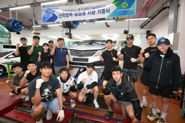 ▲경기과학기술대학교 학생들이 현대모비스가 기증한 차량으로 실습 교육을 진행하고 있는 모습. (사진제공=현대모비스)