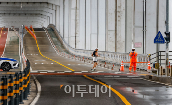 ▲23일 집중호우로 한강 수위가 상승하면서 서울 잠수교의 차량통행이 전면 통제되고 있다. 조현호 기자 hyunho@