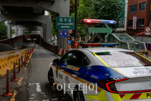 ▲23일 집중호우로 한강 수위가 상승하면서 서울 잠수교의 차량통행이 전면 통제되고 있다. 조현호 기자 hyunho@