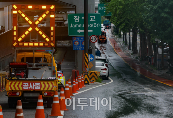 ▲23일 집중호우로 한강 수위가 상승하면서 서울 잠수교의 차량통행이 전면 통제되고 있다. 조현호 기자 hyunho@