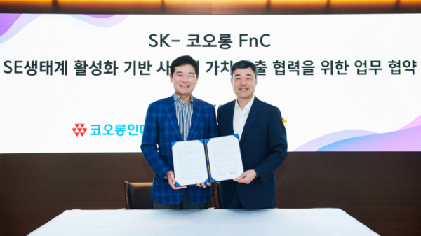 ▲코오롱FnC와 SK SUPEX추구협의회가 관련 양해각서를 체결하고 기념 사진을 촬영하는 모습. (왼쪽부터) 유석진 코오롱FnC 대표이사 사장, 지동섭 SK 수펙스 추구협의회 SV위원회 위원장 (사진제공=코오롱인더스트리FnC부문)