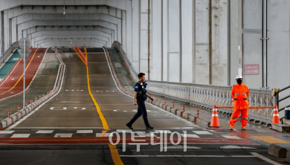 ▲집중호우로 한강 수위가 상승하면서 서울 잠수교의 차량통행이 전면 통제되고 있다. 조현호 기자 hyunho@