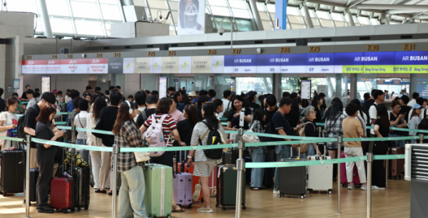 ▲여름 휴가철이 시작된 16일 인천국제공항 제1여객터미널 출국장이 이용객들로 붐비고 있다. 기사와 직접 관련 없는 자료용 사진. (뉴시스)