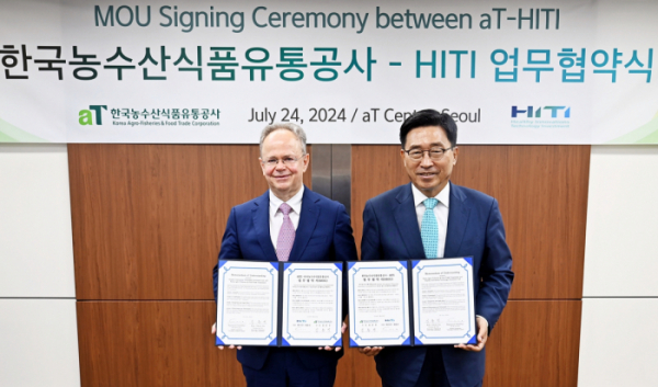 ▲김춘진 한국농수산식품유통공사 사장과 레이먼드 셰플러 HITI 최고경영자(CEO)가 24일 지속가능한 먹거리 환경조성을 위한 업무협약 체결 후 기념촬영을 하고 있다. (사진제공=한국농수산식품유통공사)