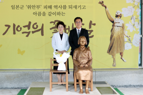 ▲김동연 경기도지사와 김 지사 배우자인 정우영 여사가 24일 수원시 영통구 경기도청에서 일본군 위안부 피해자 기림의 날을 앞두고 열린 '기억의 꽃배달' 캠페인에 참여하고 있다. (경기도)