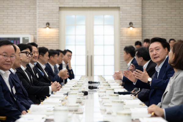 ▲윤석열 대통령이 24일 서울 용산 대통령실 앞 파인그라스에서 국민의힘 한동훈 대표, 추경호 원내대표 등 신임 지도부 및 당 대표 후보 출마자들을 초청해 만찬을 함께 하고 있다. (연합뉴스)