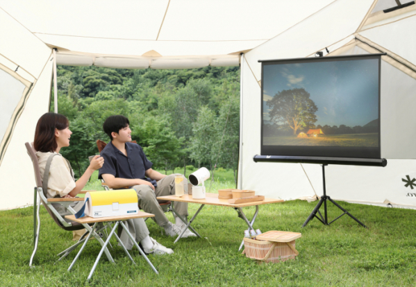 ▲삼성전자 모델이 '스노우피크 에버랜드 캠프필드'의 캠핑장에서 포터블 스크린 '더 프리스타일 2세대'로 콘텐츠를 즐기고 있다. (사진제공-삼성전자)