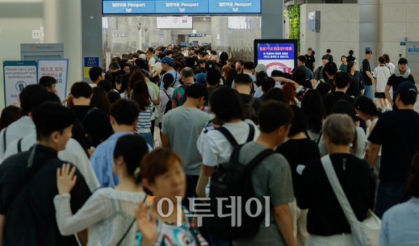 ▲한국공항공사와 인천국제공항공사가 올해 여름휴가 집중기간 동안 공항 이용객이 하루 평균 45만 명에 달할 것으로 전망했다. 이는 작년 같은 기간(39만5000명)보다 13.9% 증가한 수준이며, 코로나19 이전인 2019년 같은 기간(46만6000명)의 96.5%를 회복한 수치다. 휴가 기간 혼잡도가 유독 높을 것으로 예상되는 인천공항은 일 평균 21만3000명이 이용할 것으로 집계됐고 2019년 대비 101.3% 수준이다. 일별로는 27일(11만6000명)에 가장 많고 도착 승객은 내달 4일(11만7000명)에 가장 많을 것으로 전망 됐다. 25일 인천국제공항 제1여객터미널 출국장이 여행을 떠나려는 이용객들로 북적이고 있다. 조현호 기자 hyunho@