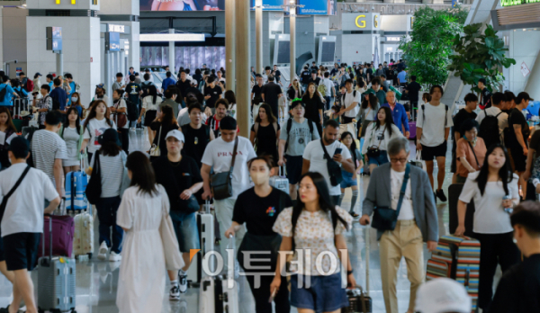 ▲한국공항공사와 인천국제공항공사가 올해 여름휴가 집중기간 동안 공항 이용객이 하루 평균 45만 명에 달할 것으로 전망했다. 이는 작년 같은 기간(39만5000명)보다 13.9% 증가한 수준이며, 코로나19 이전인 2019년 같은 기간(46만6000명)의 96.5%를 회복한 수치다. 휴가 기간 혼잡도가 유독 높을 것으로 예상되는 인천공항은 일 평균 21만3000명이 이용할 것으로 집계됐고 2019년 대비 101.3% 수준이다. 일별로는 27일(11만6000명)에 가장 많고 도착 승객은 내달 4일(11만7000명)에 가장 많을 것으로 전망 됐다. 25일 인천국제공항 제1여객터미널 출국장이 여행을 떠나려는 이용객들로 북적이고 있다. 조현호 기자 hyunho@